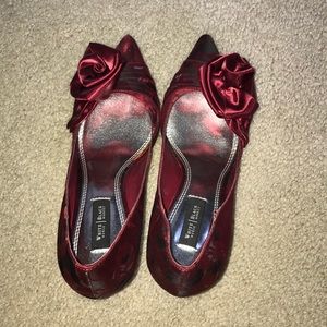WHITE HOUSE BLACK MARKET RED FLORAL HEELS !